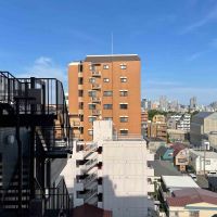 杉並区梅里の賃貸物件/リビング東側の窓からの景色。こちらも抜けている