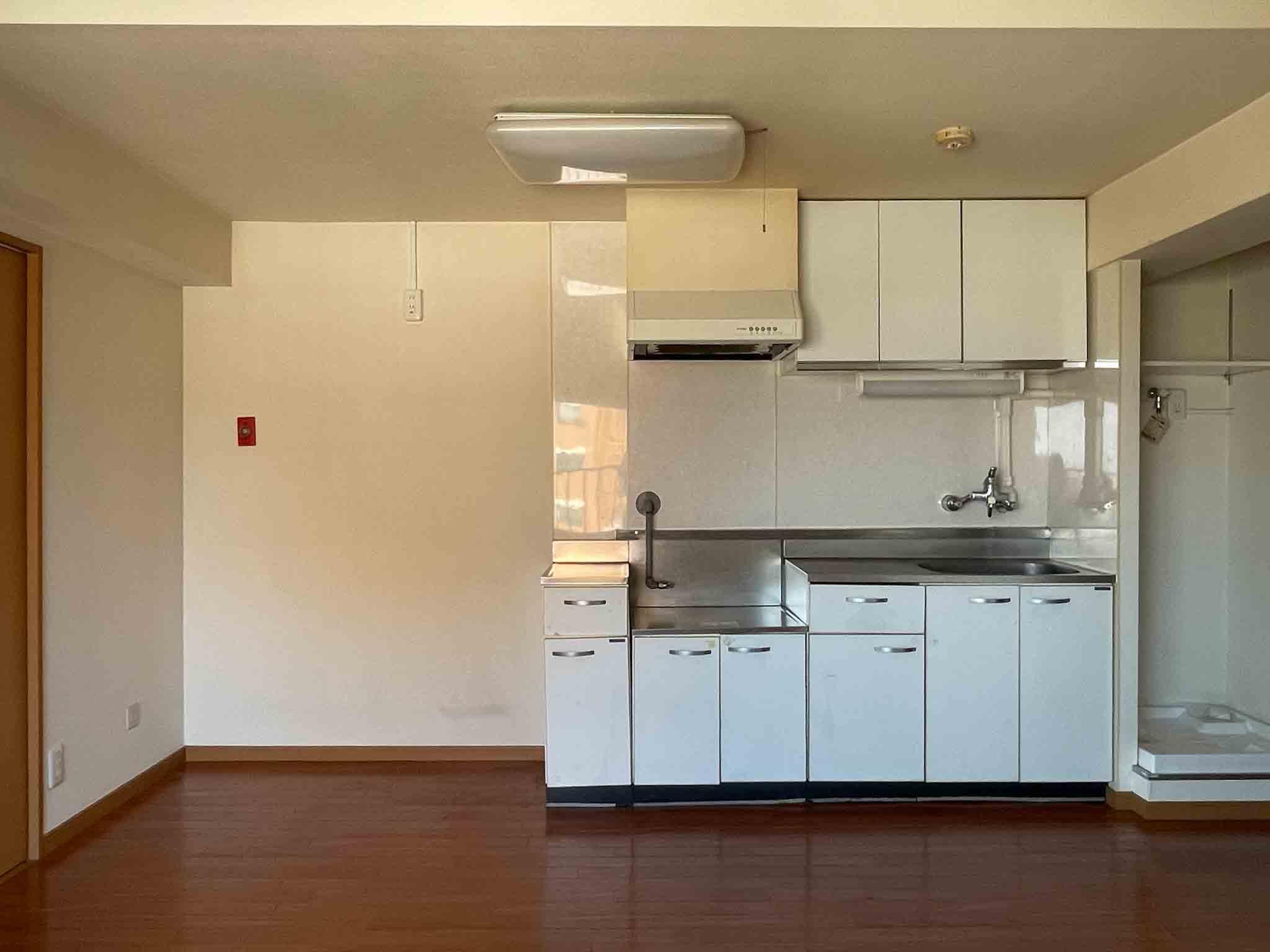 杉並区梅里の賃貸物件/キッチンの左側に冷蔵庫と食器棚を置けるゆとりあり