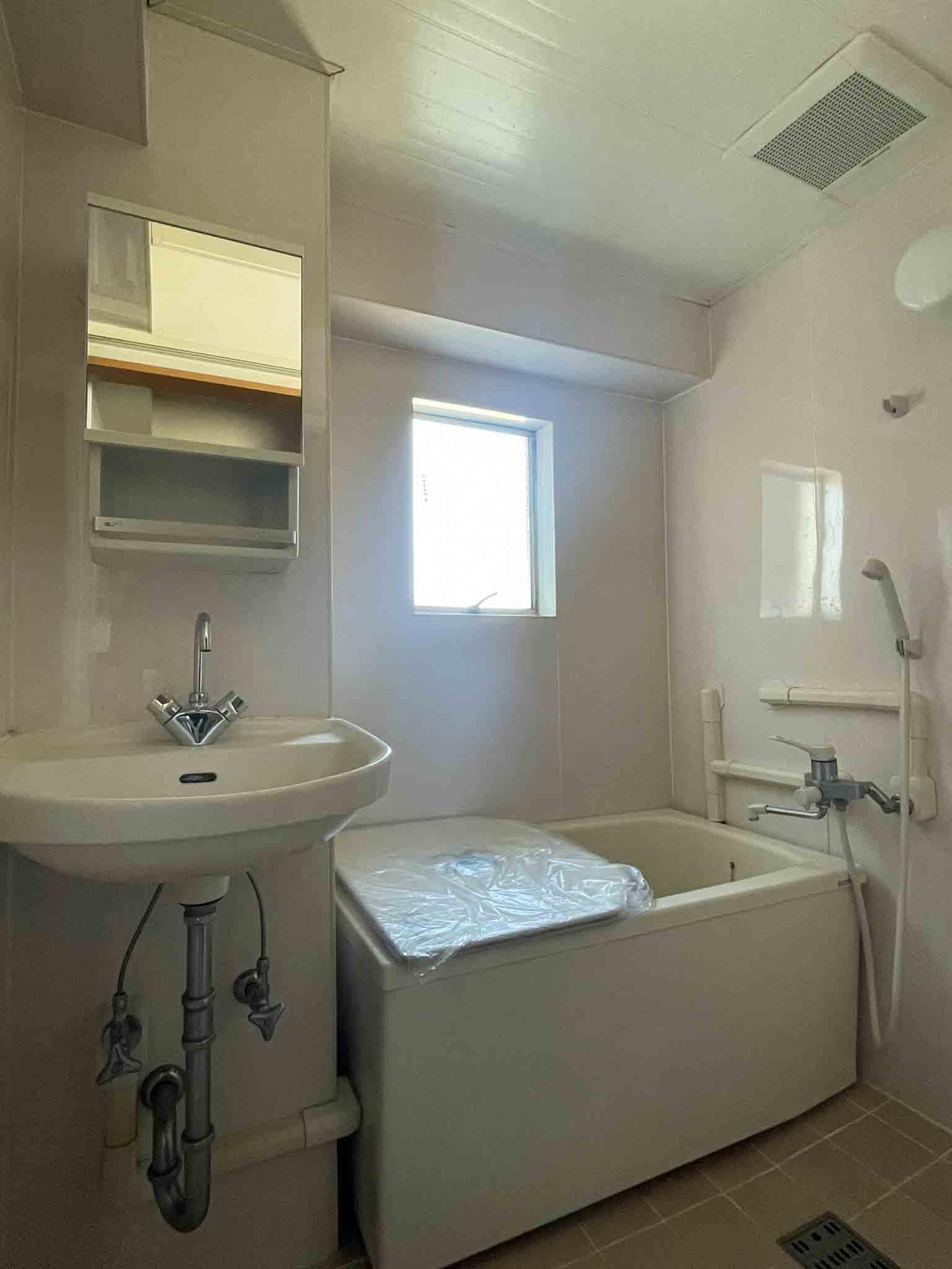 杉並区梅里の賃貸物件/浴室に小さな洗面台があります