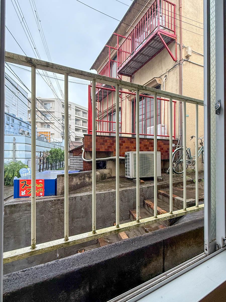練馬区貫井の賃貸物件/北西の側の窓は外が通路になっていて、窓をあけると人目が少し気になるかも