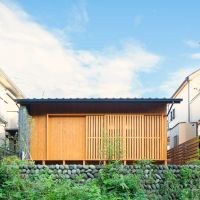 所沢市下安松の売買物件/木製のガラス戸の他に格子のサッシもつくられ、目隠しや防犯に