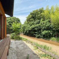 所沢市下安松の売買物件/反対のアングル。対岸は緑がいっぱいで、どこか山の中にきたような気分に