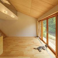 所沢市下安松の売買物件/竣工時の様子。この白い壁にプロジェクターが投影できるようになっています。天井高は高いところで3.2m