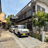 所沢市下安松の売買物件/旗竿地の先に、今回の建物。旗竿部分には車が縦列で2台駐車できます