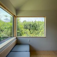 千葉県四街道市内黒田の売買物件/リビングの一角には大きな窓が２面パノラマに広がります。緑が眩しい
