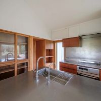 千葉県四街道市内黒田の売買物件/ガラス戸のついた戸棚には食器を、奥には調理家電を、と細かく考えられたキッチンの収納棚