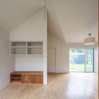 千葉県四街道市内黒田の売買物件/リビングを別角度から。天井高は一番高いとこで約3.2mほど。窓が両サイドにあるので、風が抜ける設計に
