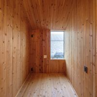 千葉県四街道市内黒田の売買物件/階段ホールから続くスペースにも窓があって光が入ります。コンパクトですが籠もる感じが良さそう