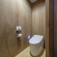 千葉県四街道市内黒田の売買物件/トイレはタンクレスですっきり。壁がラワン材が貼られています