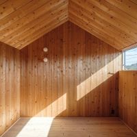 千葉県四街道市内黒田の売買物件/寝室としても使えるお部屋はハイサイドウィンドウから光が差し込みます。連灯の照明も似合ってます