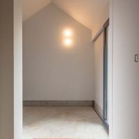 千葉県四街道市内黒田の売買物件/廊下側から玄関を見る。小さな家のようなカタチがかわいい。右手には庭に出られるガラス戸があり、庭仕事の道具を置いておくにもいいスペース