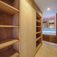 千葉県四街道市内黒田の売買物件/寝室の洗面をつなぐ廊下には収納棚もたっぷり用意されています