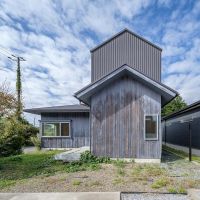 千葉県四街道市内黒田の売買物件/駐車場側から見た外観。どこか異国の雰囲気。板張りの平屋にガルバリウム張りの2階がちょこんと乗る形状がユニーク