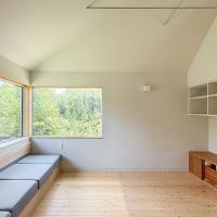 千葉県四街道市内黒田の売買物件/ベンチソファは造作でつくりつけられたもの。マットの下は収納になっています。テレビボードの造作もしっかりつくり込まれています