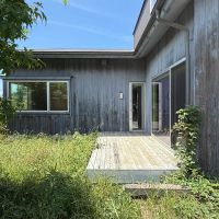 千葉県四街道市内黒田の売買物件/庭とウッドデッキ。ウッドデッキは寝室とキッチン脇の勝手口から出入りできます