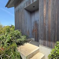 千葉県四街道市内黒田の売買物件/敷地から数段高くなった位置に玄関。庇を使わず凹んでいる感じがまたカッコいい