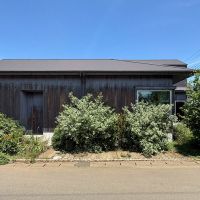 千葉県四街道市内黒田の売買物件/家を南西側の通りから。緑がワイルドに茂る姿に惹かれます。左の窪みが玄関です