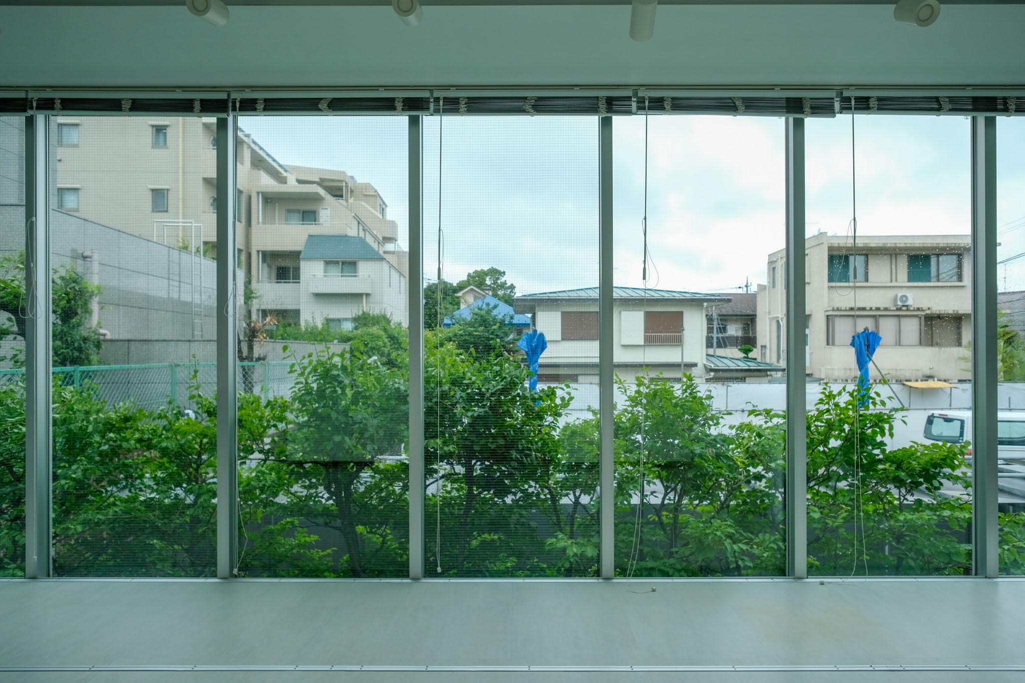大田区北千束の賃貸物件/今回ご紹介の部屋は開放的な角の区画。写真はあいにく雨天での撮影