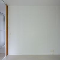 大田区北千束の賃貸物件/コンクリートブロックを白く塗装。間仕切りを使えば区切ることができる