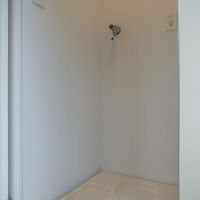 大田区北千束の賃貸物件/洗濯機置き場は引き戸で隠すことができる