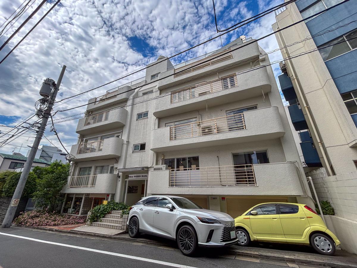 渋谷区恵比寿南の賃貸物件/外観も白く端正なレトロビル