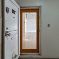 渋谷区恵比寿南の賃貸物件/オープン時は玄関扉は空けて、木製の框戸だけの状態に