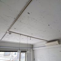 渋谷区恵比寿南の賃貸物件/天井は抜いて、ライティングレールを設置