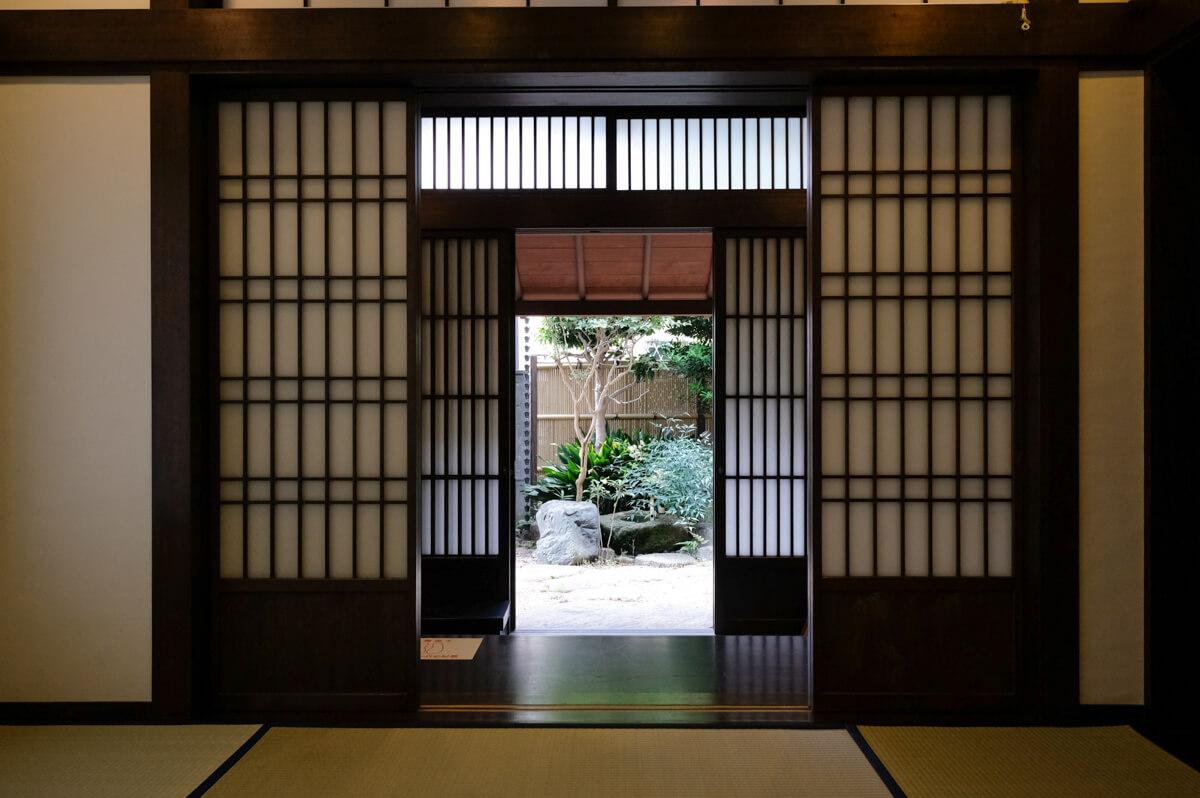 世田谷区砧の賃貸物件/1階：中庭を眺めながらゆったり過ごせる。この位置のたたみを一枚めくると「炉」が設えてあり、お茶を淹れながら庭を眺めることもできる