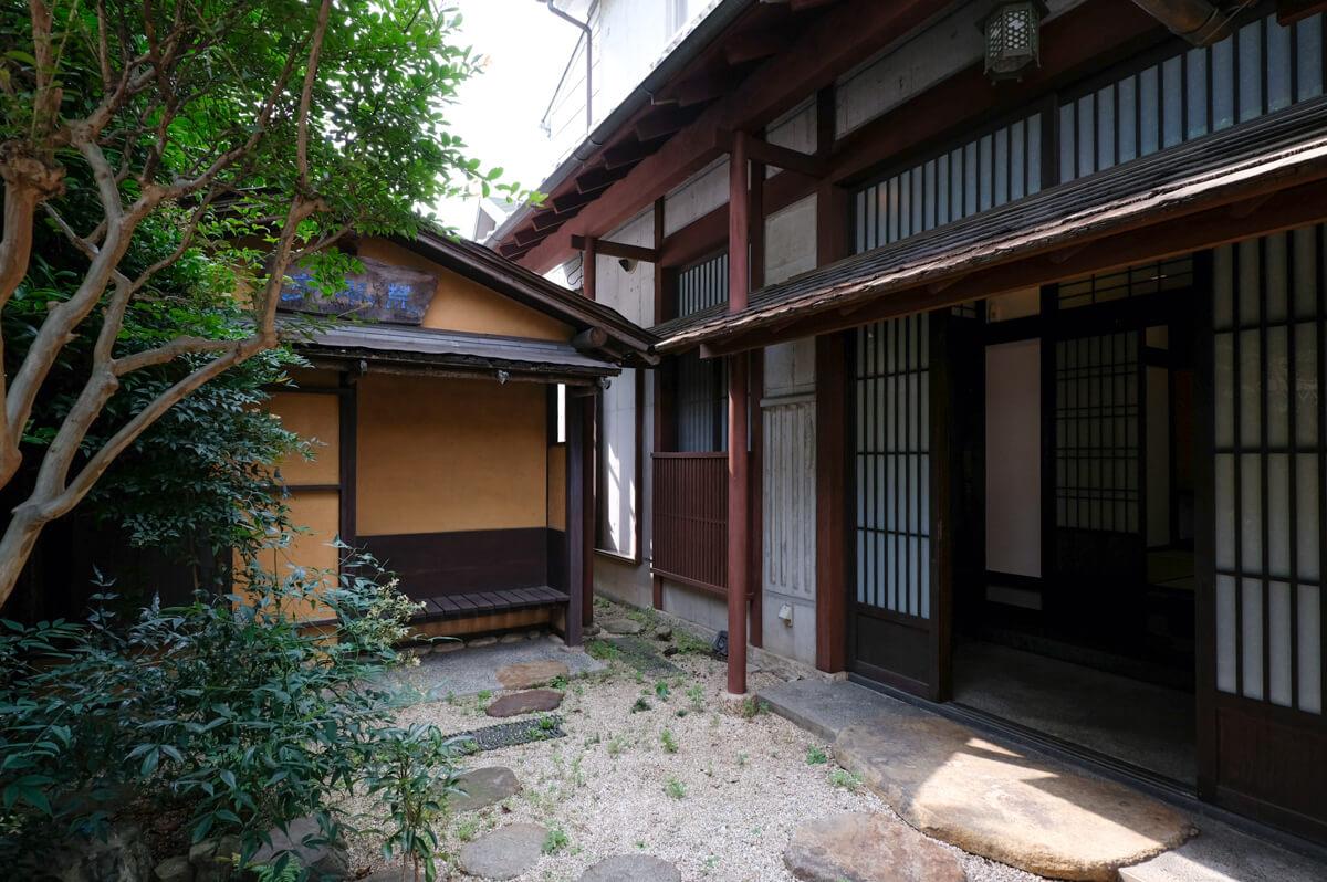 世田谷区砧の賃貸物件/茶室に母屋、庭といった景観が素敵です