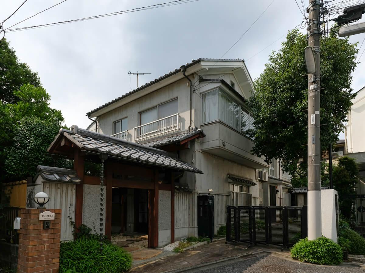 世田谷区砧の賃貸物件/外観。立派な門と鉄筋コンクリート造の戸建て