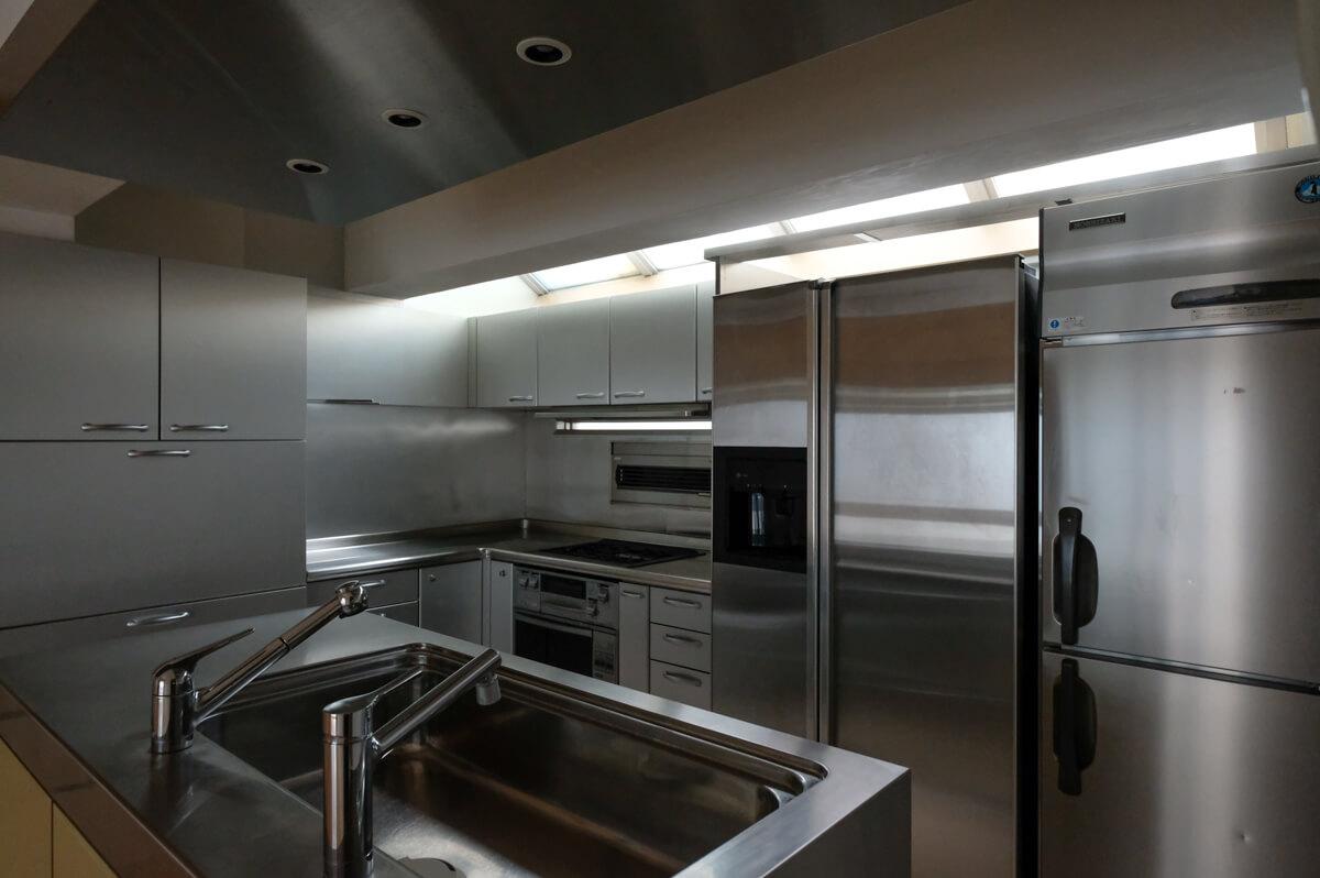 世田谷区砧の賃貸物件/2階：業務用の冷蔵庫等、良い機材が入っています