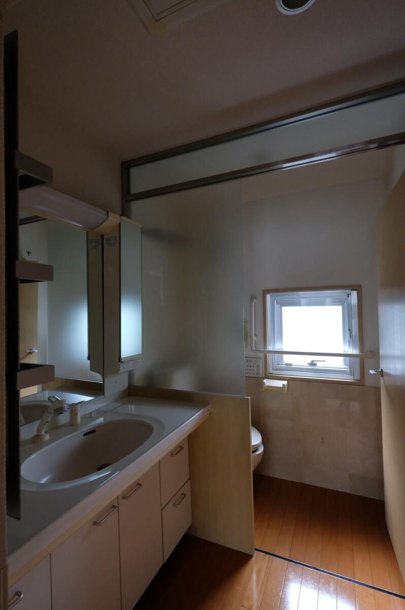 世田谷区砧の賃貸物件/2階：寝室近くの洗面台・トイレ