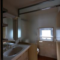 世田谷区砧の賃貸物件/2階：寝室近くの洗面台・トイレ