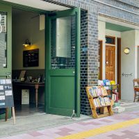 台東区蔵前の賃貸物件/エントランス。うぐいす色の鉄製ドアがいい感じ