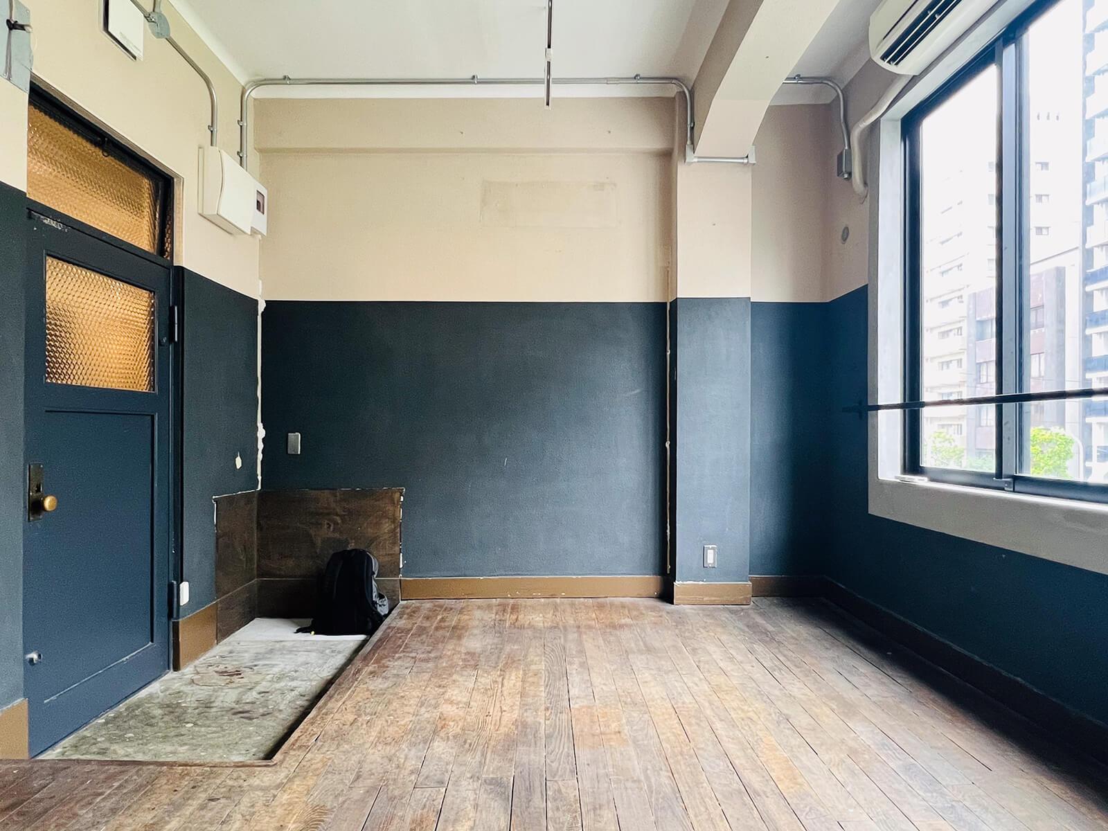 台東区蔵前の賃貸物件/募集する303号室。この部屋は壁の色が2色、床がいい感じの古いフローリングです