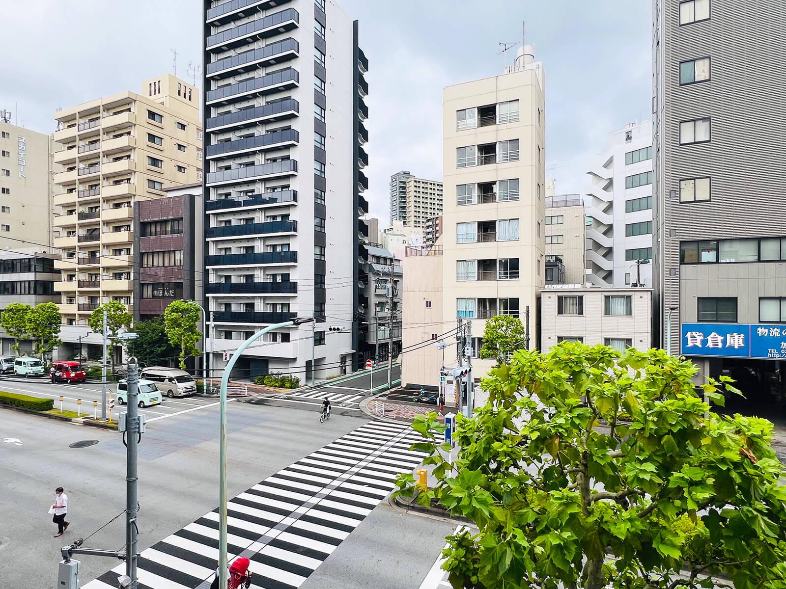 台東区蔵前の賃貸物件/窓からは交差点がよく見えます。ちなみに、この交差点は浅草線の蔵前駅から蔵前エリアに遊びに来た人が必ず（と言っていいほど）通るところです