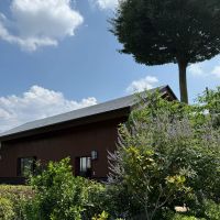 埼玉県新座市畑中の賃貸物件/写真に映るのはコモンハウス。元は物置小屋でしたが、これからは住人みんなで使い方を考えられます