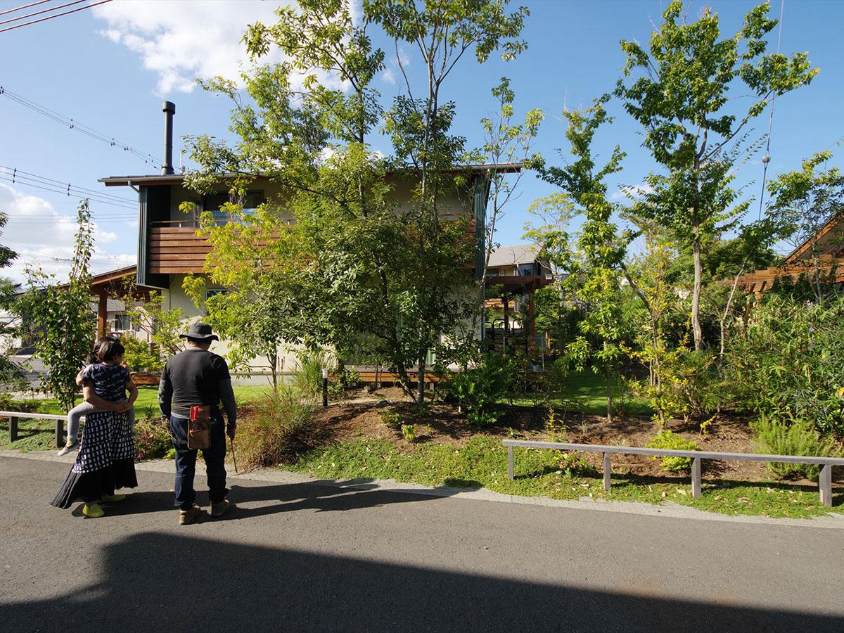 茨城県つくば市倉掛の売買物件/【参考】過去のプロジェクトの写真。同じように低い塀と緑で緩やかに隣と区切られている環境