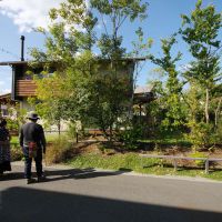 茨城県つくば市倉掛の売買物件/【参考】過去のプロジェクトの写真。同じように低い塀と緑で緩やかに隣と区切られている環境