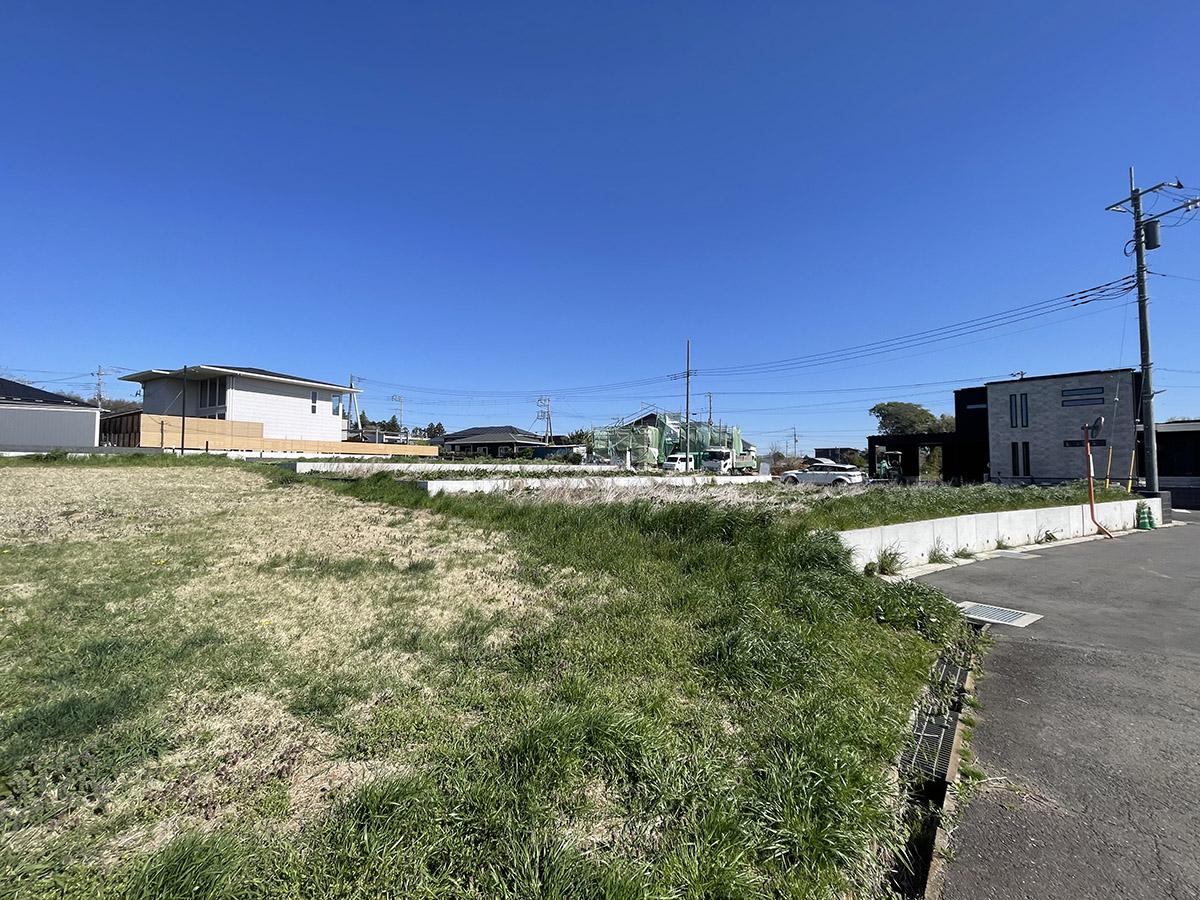 茨城県つくば市倉掛の売買物件/前面道路の反対側（南側）より。下からA区画
