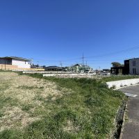 茨城県つくば市倉掛の売買物件/前面道路の反対側（南側）より。下からA区画