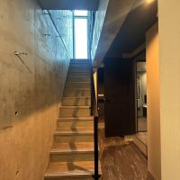 横浜市港南区上永谷の賃貸物件/1階玄関。階段の上にLDK、右側・奥に洗面所・浴室・トイレがあります。