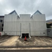横浜市港南区上永谷の賃貸物件/外観はコンクリートのボリュームに上部の窓のスリットがアクセント。真ん中の通路を入ると共用廊下です。