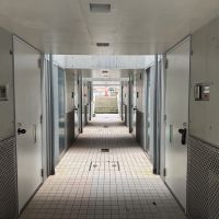 横浜市港南区上永谷の賃貸物件/中央を通る共用廊下。