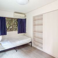 目黒区目黒の賃貸物件/大きいベッドも入りますが、壁にある棚の下部は使えなくなります