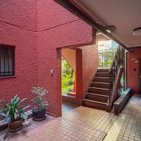 目黒区目黒の賃貸物件/共用部。いろんなところから光が入って、雰囲気いいです