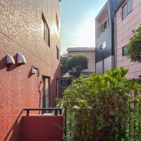 目黒区目黒の賃貸物件/建物の隙間から差し込む光。隣の区画はテラス仕様