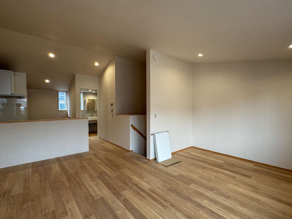 世田谷区北沢の賃貸物件/A区画：窓側から見たリビング
