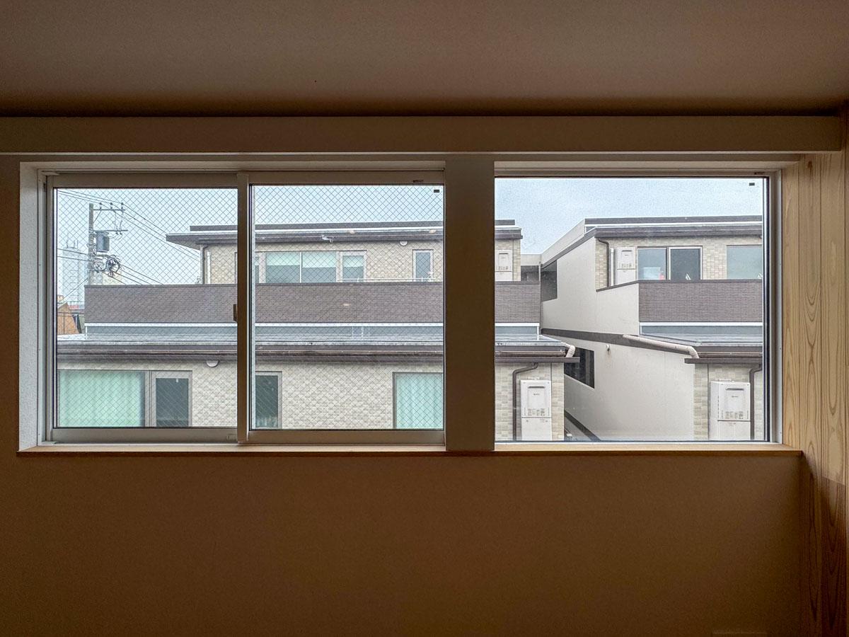 世田谷区北沢の賃貸物件/A区画：リビングからの眺望。すぐ前に建物がありますが、日光は遮られません