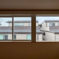 世田谷区北沢の賃貸物件/A区画：リビングからの眺望。すぐ前に建物がありますが、日光は遮られません